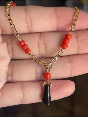 Azabache Bracelet With Red Beads and Black Hand Pendant(Adult)
